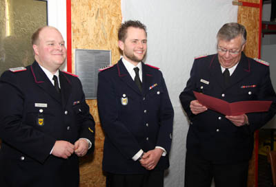 Wehrf�hrer Marc Aniol mit Pierre P�hls, der zum Oberl�schmeister ernannt wurde, und Walter Gaul, stellvertretender Stadtwehrf�hrer. Fotos: J.Witt